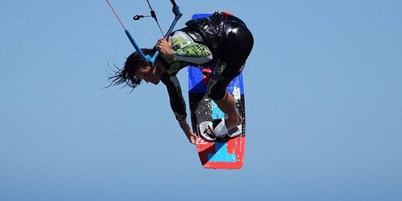 Kiter volando con su tabla