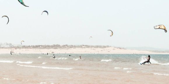 kitesurferos en la playa navegando
