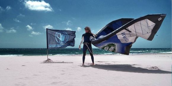 Instructor Lucas PAlmer con cometa de kitesurf